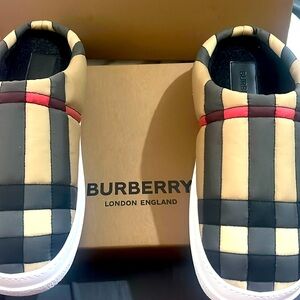gorgeous and confortable Burberry slippers never worn